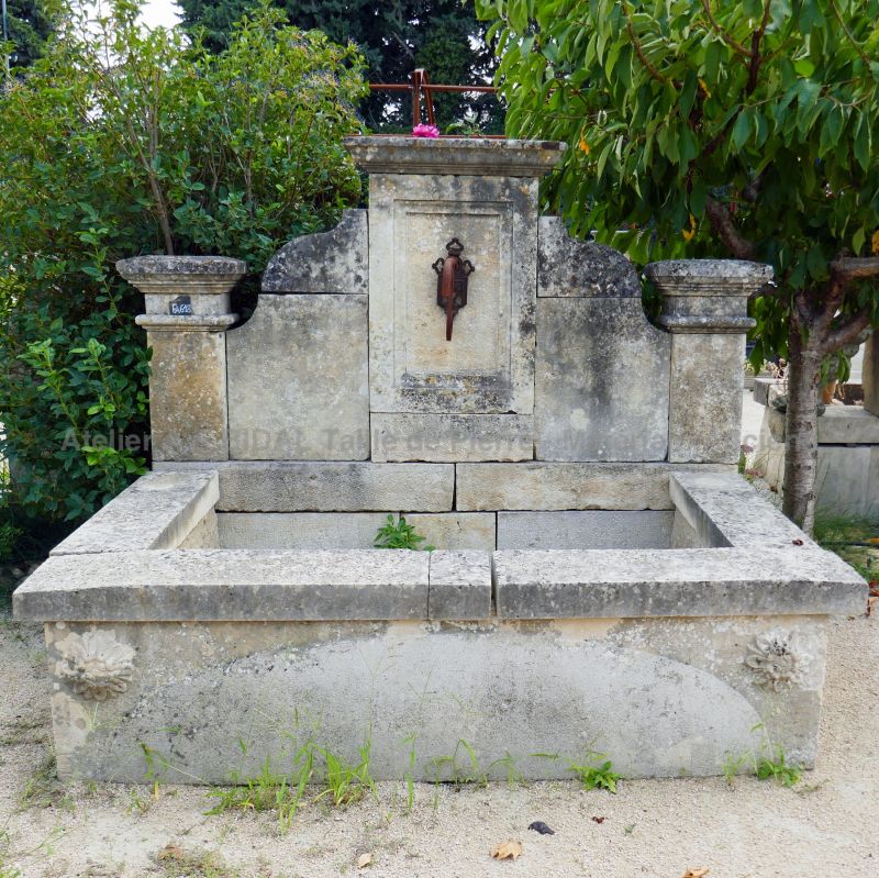 Alain Bidal Matériaux Anciens en Provence : grande fontaine pour jardin en matériaux anciens