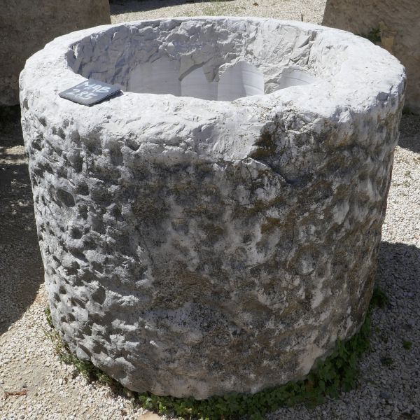 Bac ancien en pierre: un bac circulaire taillé par un artisan de jadis.