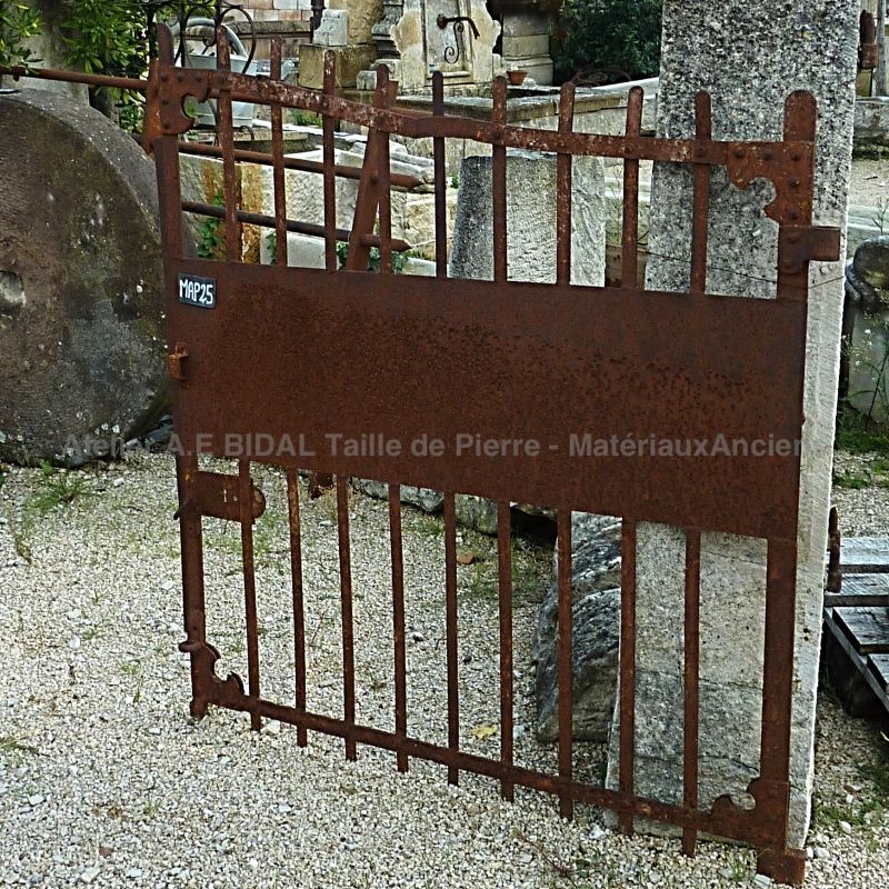 Portillon ancien en fer forgé plat/ petit portail à système de fermeture sans serrure.