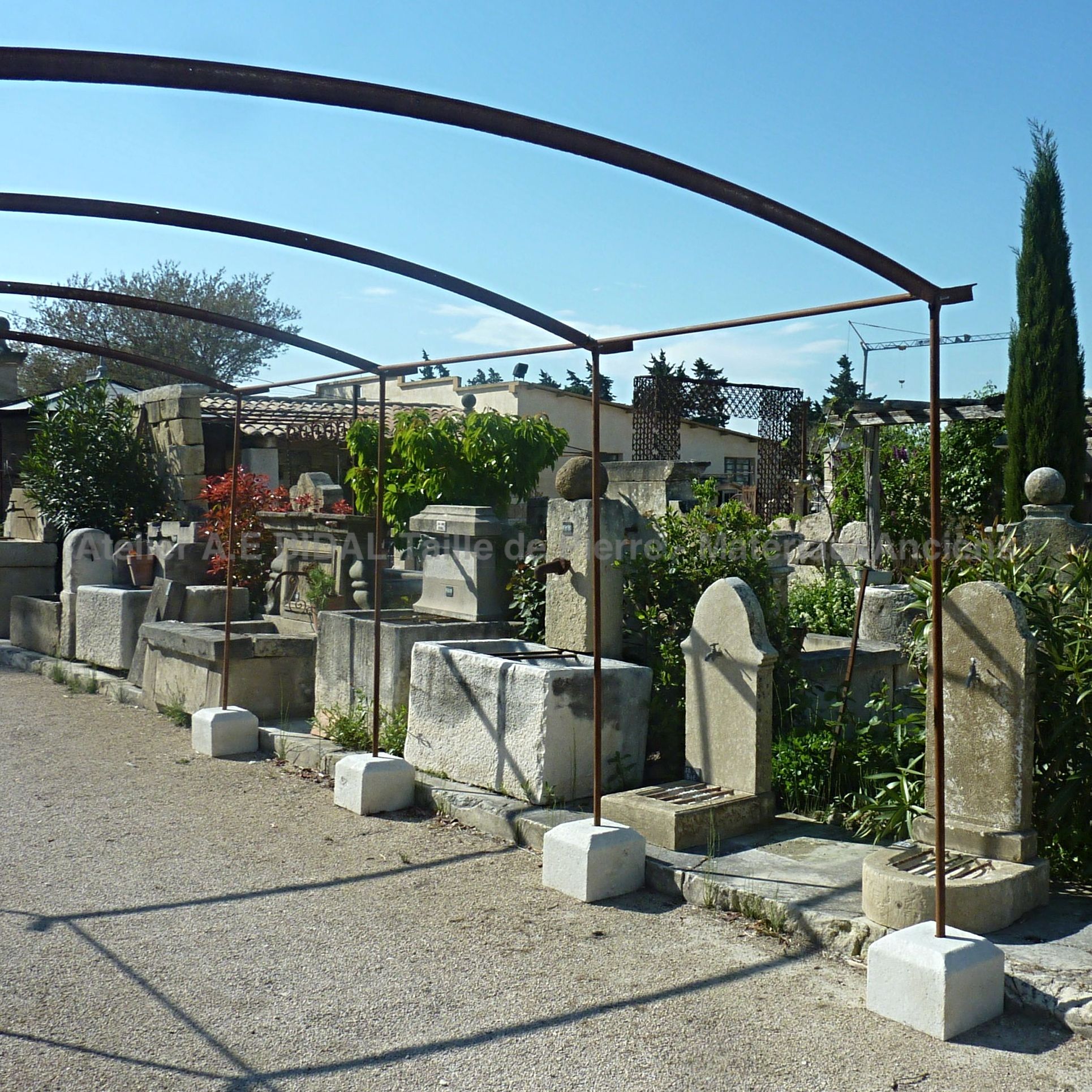 Grande tonnelle ancienne en fer forgé et pierre ** VENDUE