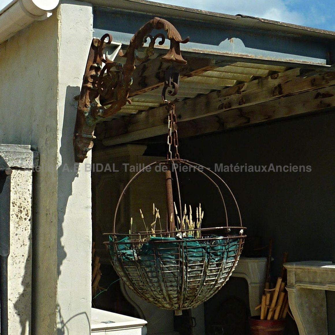 Jardinière en fer forgé - objets de décoration en matériaux anciens.