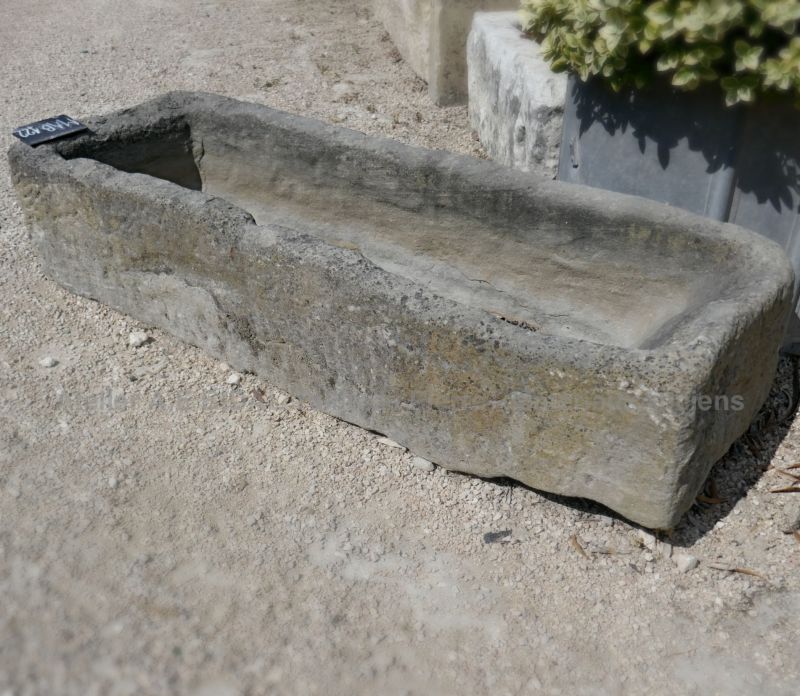 Auge en pierre de forme allongée - Bac en pierre ancienne