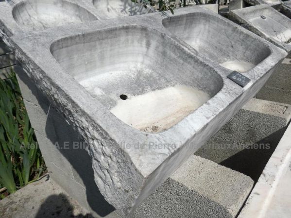 Évier ancien en marbre blanc à double vasque ** VENDU