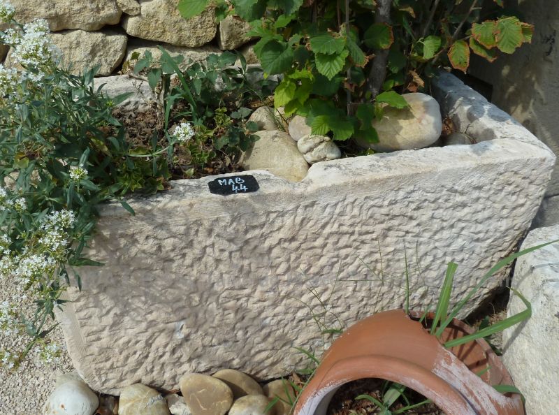 Bac rectangulaire: beau bac ancien en pierre blanche pour jardinière en pierre, par exemple.