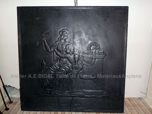 Beautiful cast iron fireplace plate decorated with effigies of Venus and Cupid - 19th century fireplace accessories.