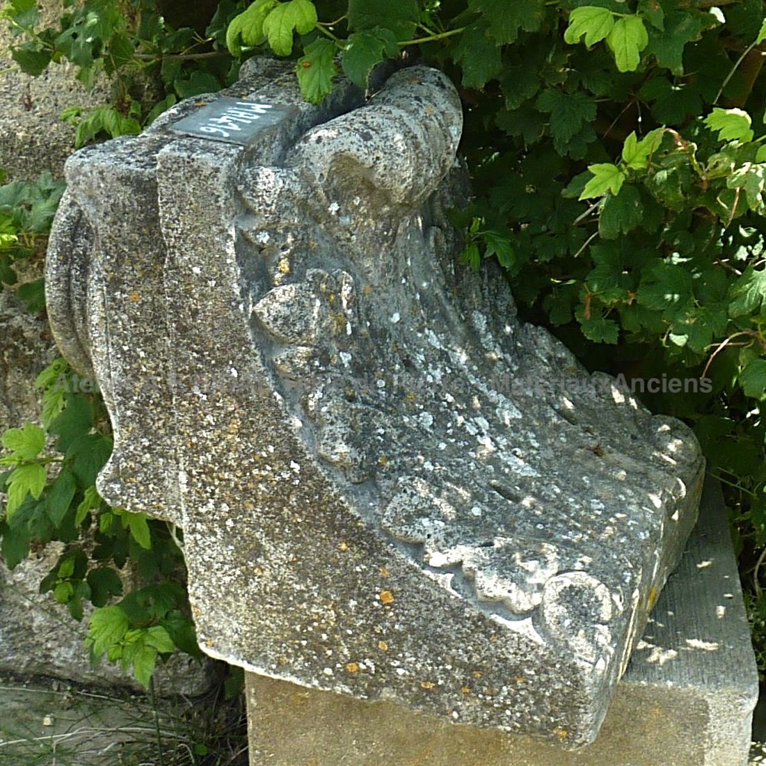 Belle corniche pour décoration extérieure - corniche en pierre.