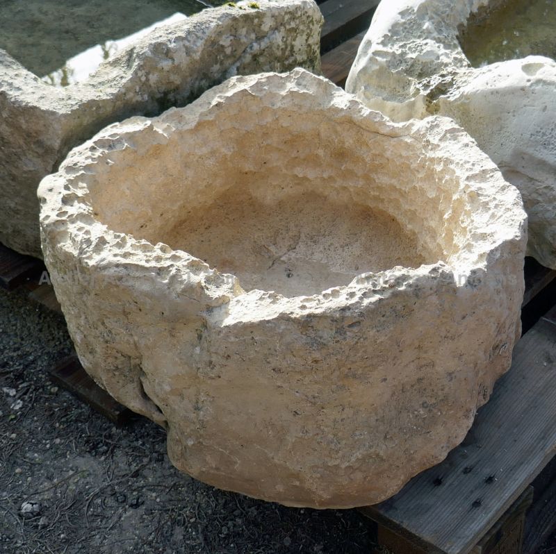 Petit bac rond en pierre ancienne pour une décoration écologique du jardin ** VENDU