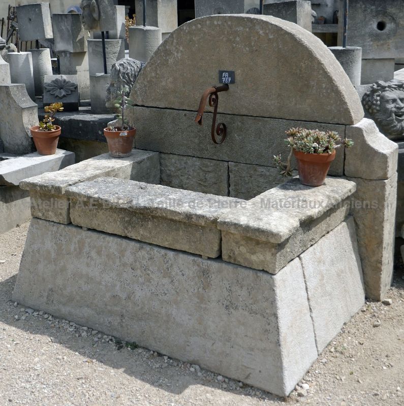 Belle fontaine murale au style rustique et sobre | Fontaine de jardin avec bassin rectangulaire.