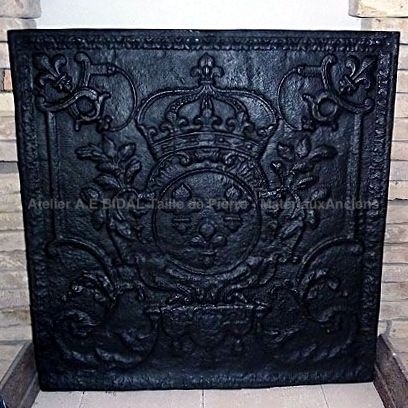 Jolie plaque de cheminée en fonte ancienne de couleur foncée - décor armoiries de France.