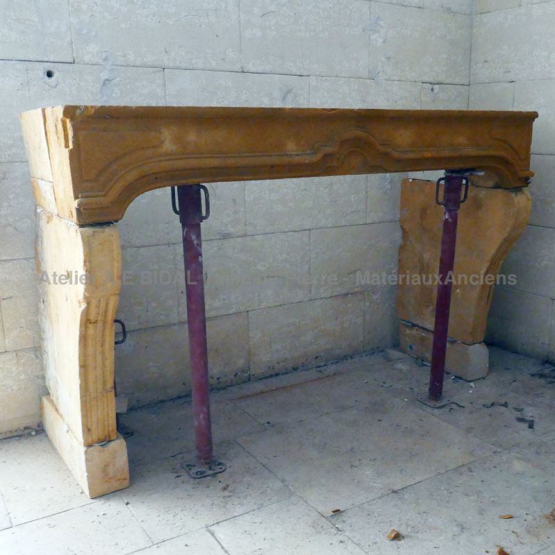 Ancienne cheminée en pierre calcaire patinée par le temps : Alain BIDAL, Matériaux anciens en Provence