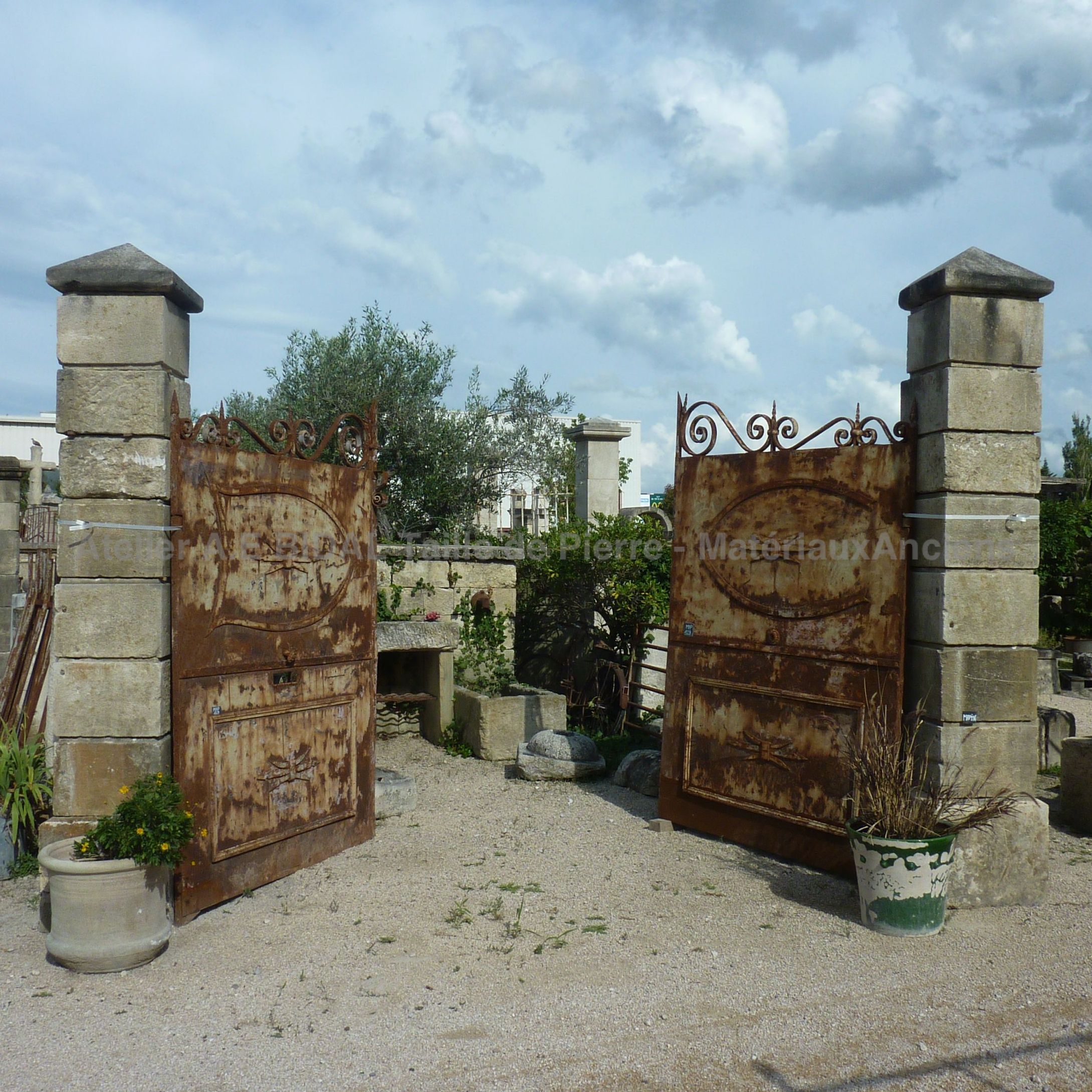 Pilier ancien vendu par paire - pilier ancien à chapiteau pointe de diamant.