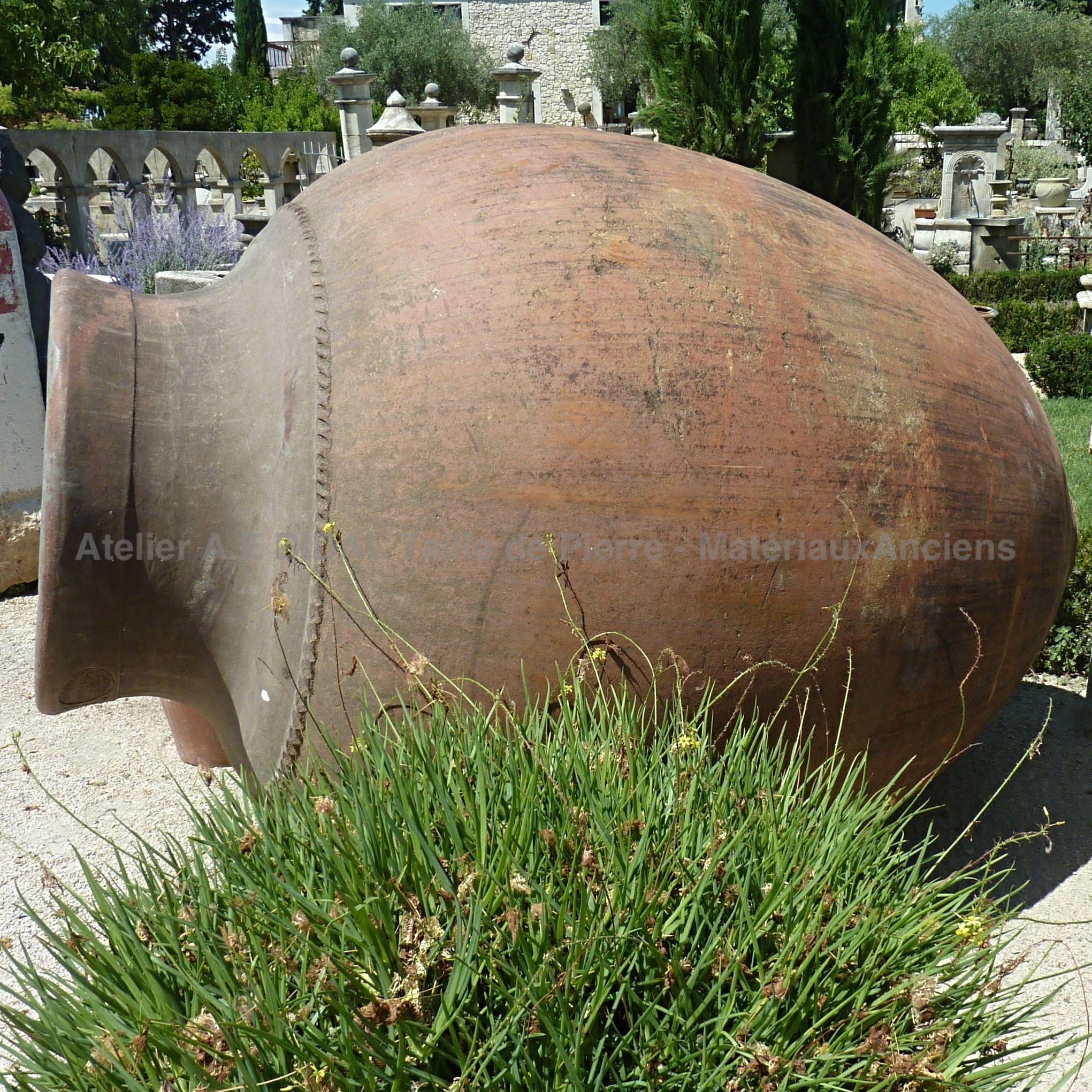 Ancienne jarre en terre cuite pour un aménagement de jardin authentique.