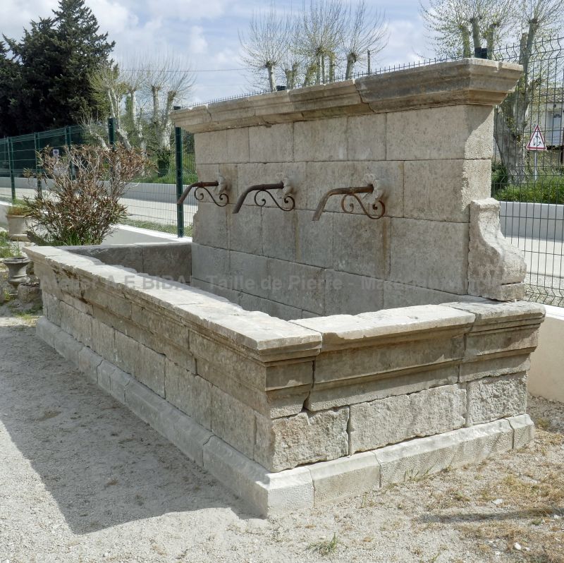 Belle fontaine rustique en pierres anciennes par le tailleur de pierre en Provence Alain BIDAL