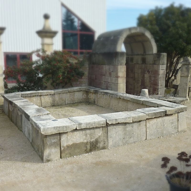 Bassin en pierre ancien à vendre chez Alain BIDAL à Isle sur la Sorgue en Provence.