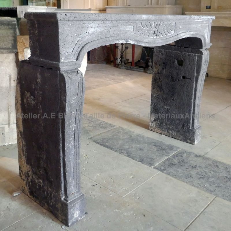 Antique fireplace in gray Volvic stone - Atelier Alain BIDAL, Provence