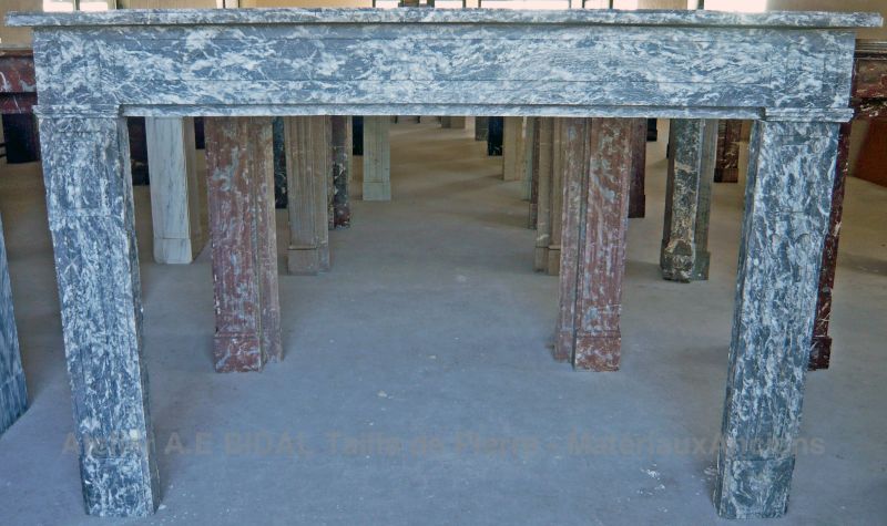 Belle cheminée en marbre gris très veiné - cheminée Louis 16 très décorative.
