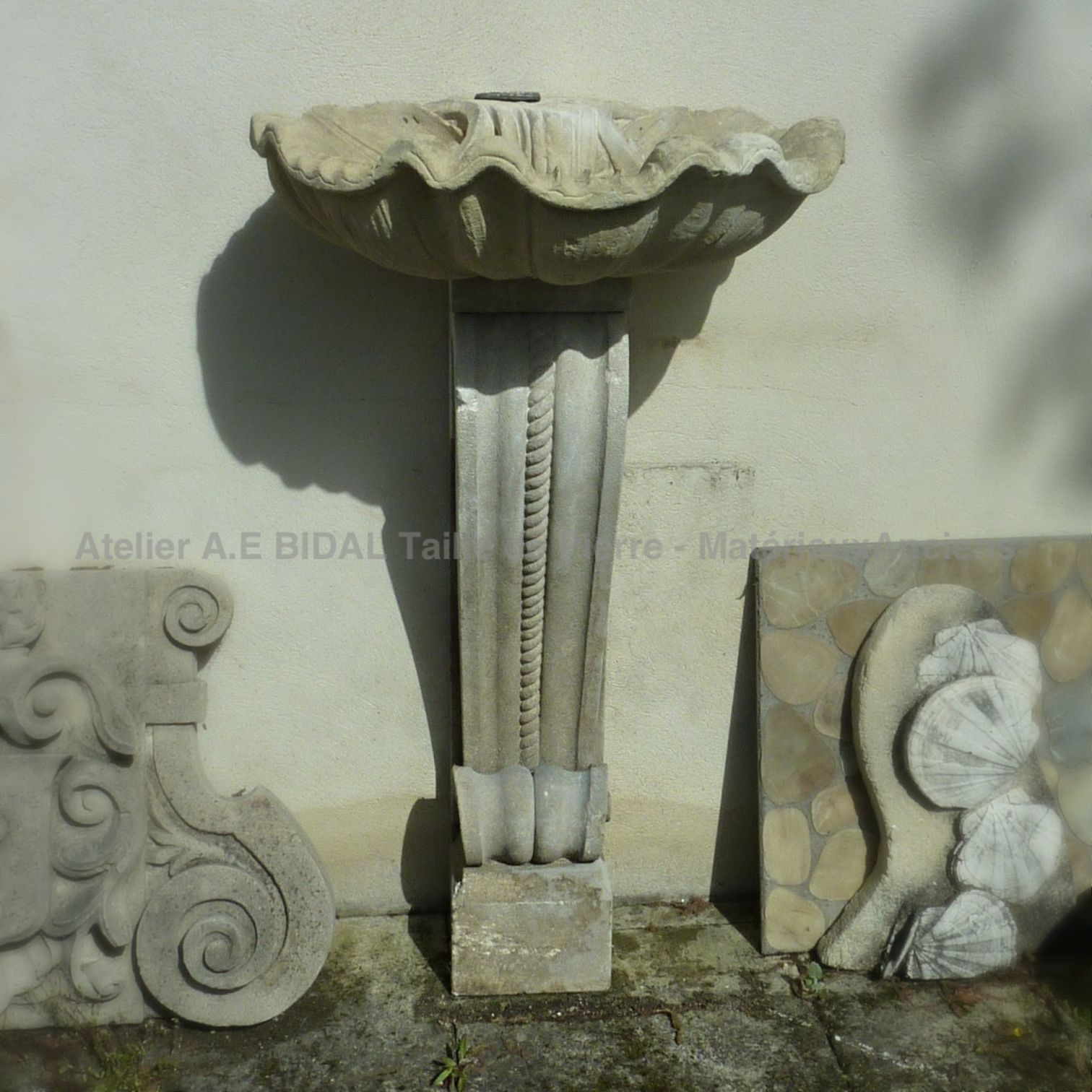 Petite fontaine de jardin ou vasque pour salle de bain - matériaux anciens AE Bidal.