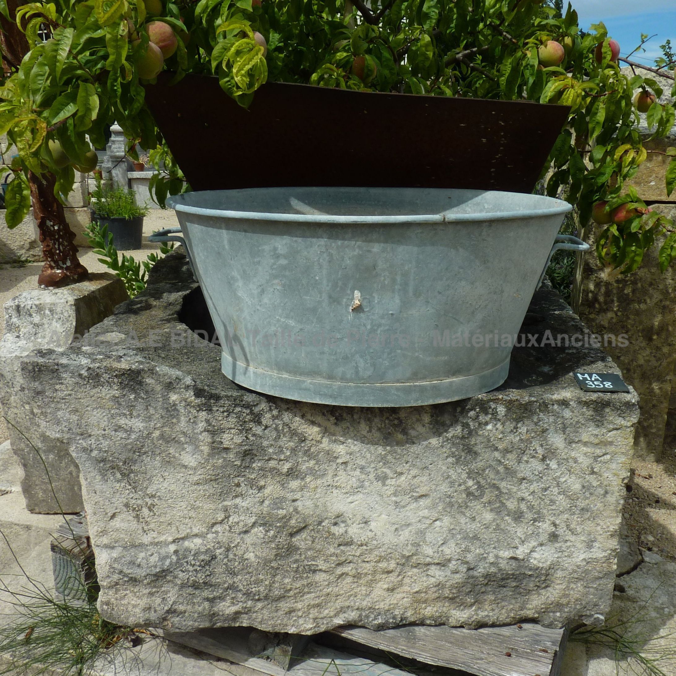 Puits ancien en pierre naturelle et ferraille - matériaux anciens Bidal.
