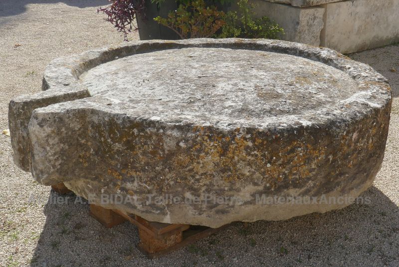 Ancienne meule en pierre massive par Matériaux Anciens en Provence Alain BIDAL.