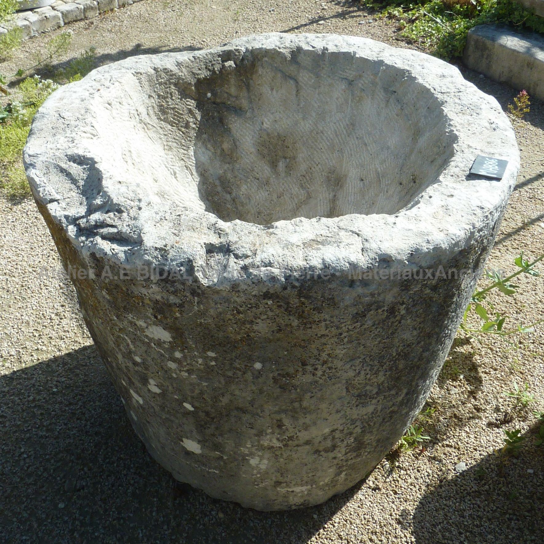 Beautiful circular basin, in a conical shape, ideal for a planter.
