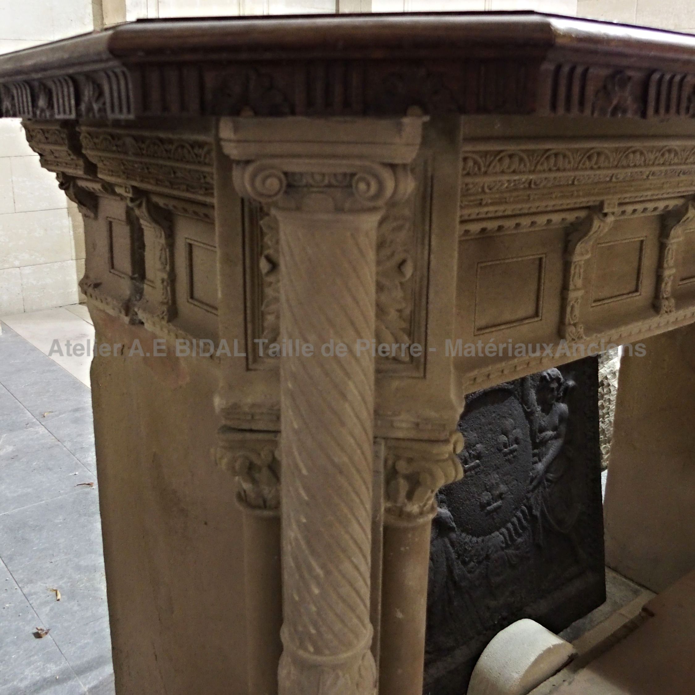 Cheminée ancienne en pierre avec corniche en bois - cheminée ancienne à colonne double.