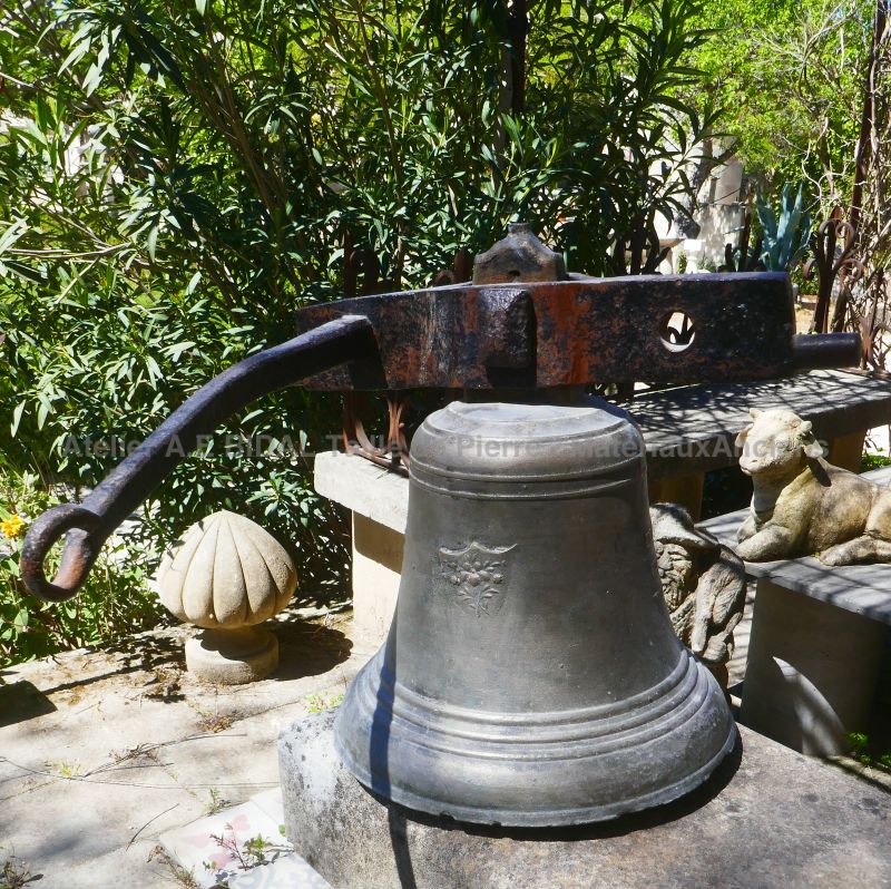 Ancienne cloche en bronze du XVIII° siècle - Les Matériaux Anciens en Provence Alain BIDAL