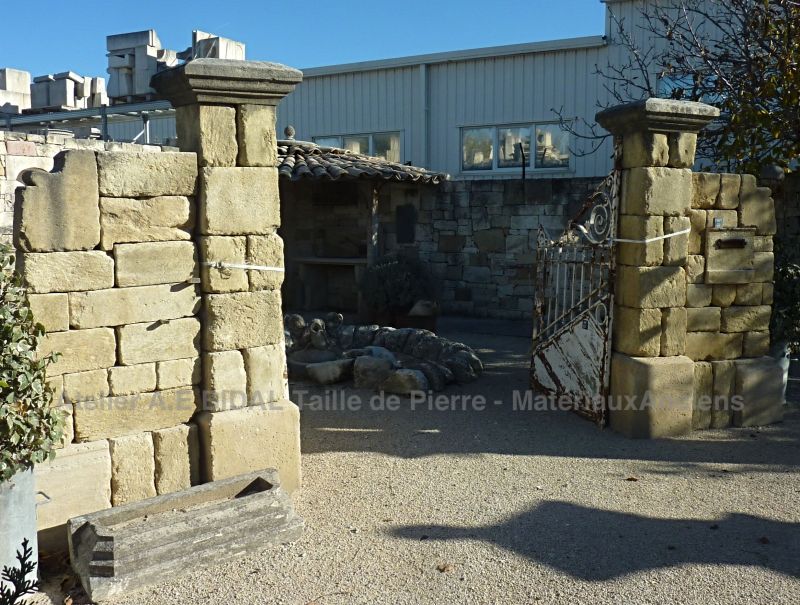 Pilier ancien - lot de deux piliers anciens en pierre.