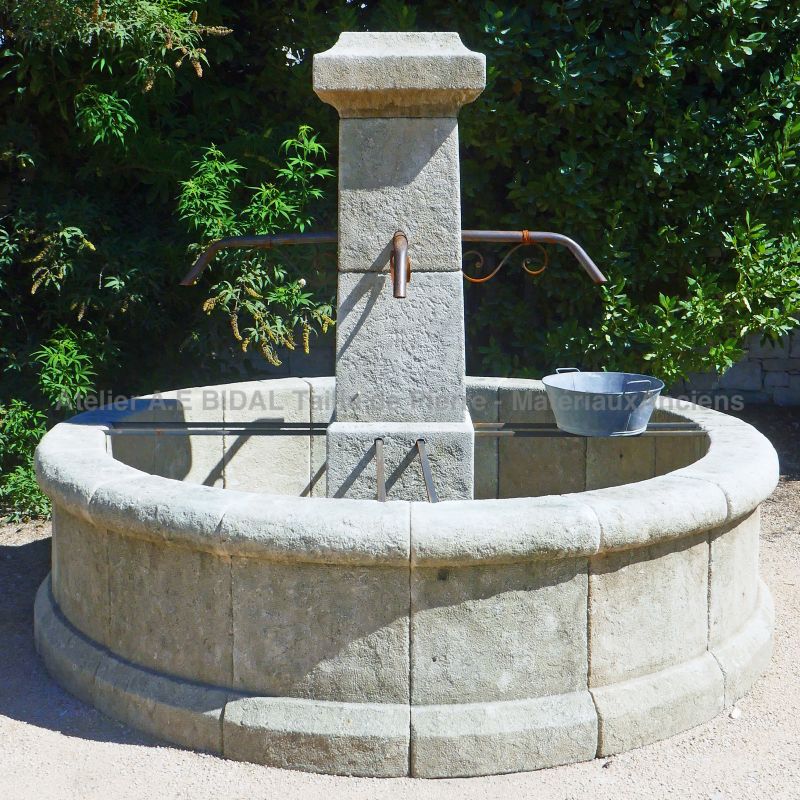 Fontaine centrale ronde en pierre naturelle vieillie : Atelier Alain BIDAL (Provence)