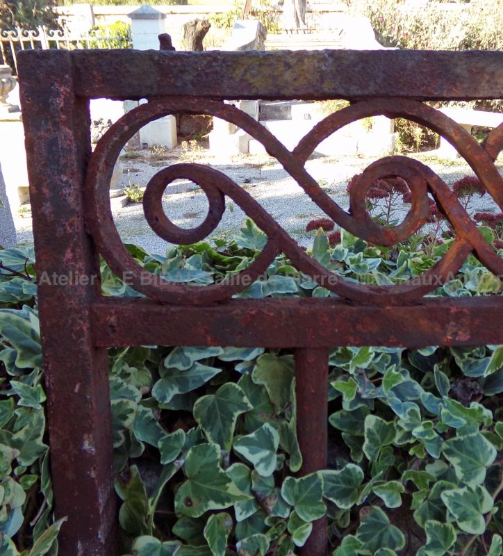 Detail of the forged scrolls on our antique wrought iron double-door gate - Atelier Alain BIDAL (Provence)