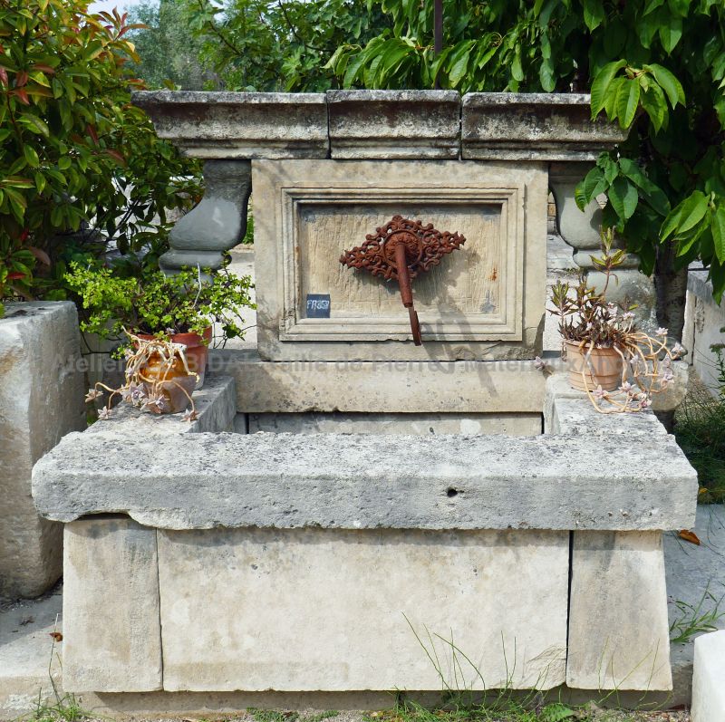 Grande fontaine provençale en pierre | Fontaine de jardin de type fontaine murale pour une décoration ancienne d'un espace vert.