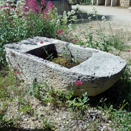Grand bac ancien de type lavoir ancien en pierre par Atelier Alain Bidal, Matériaux Anciens en Provence