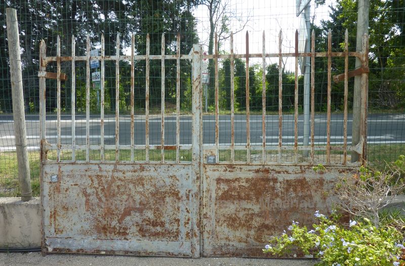 Old wrought iron gate with a rural and authentic look - old gate with two ventaux.