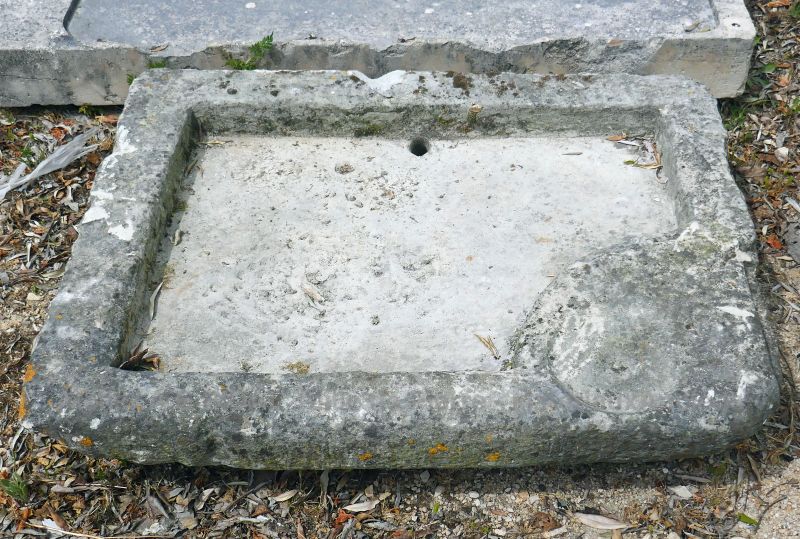 Ancien évier en pierre patinée par Les Matériaux Anciens en Provence Alain BIDAL