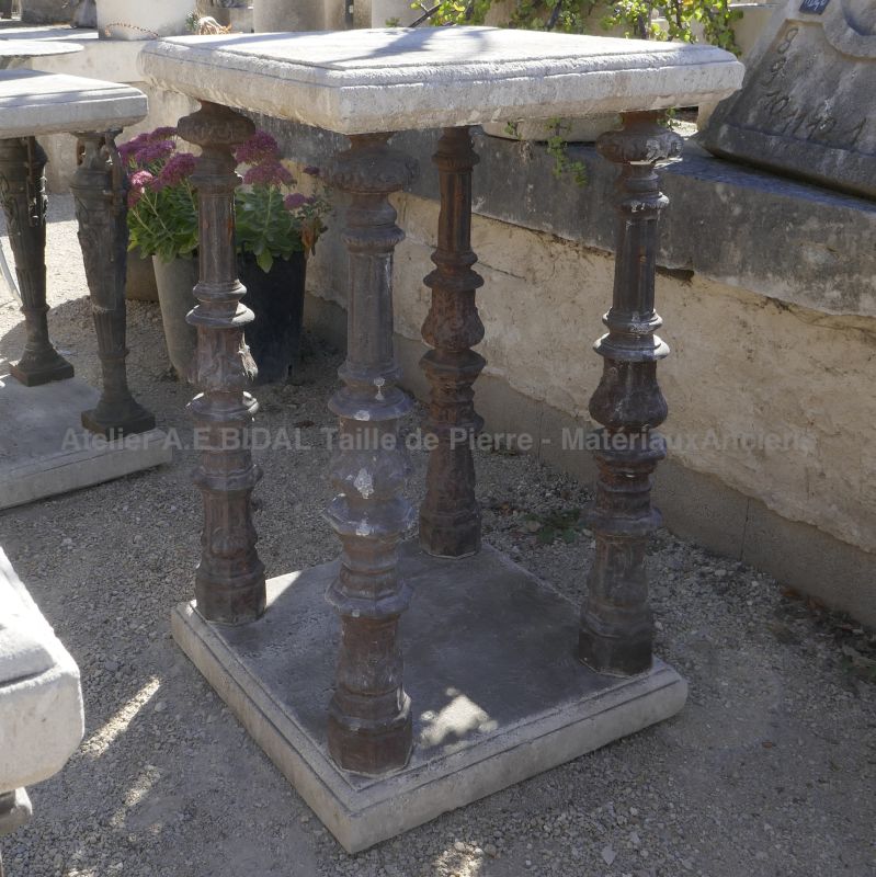 Haut piédestal ancien en pierre et en fonte - Socle en matériaux anciens.