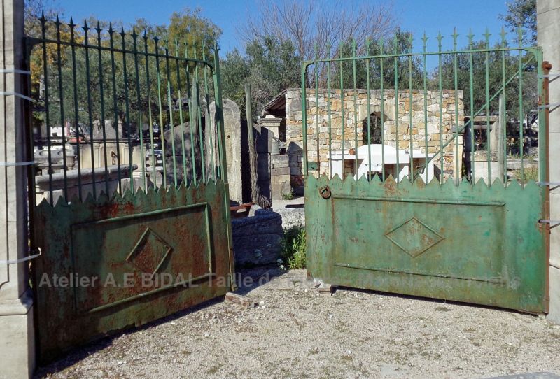 Portail ancien en fer forgé semi-ajouré : large portail ancien à vendre chez Atelier Alain BIDAL (Provence)