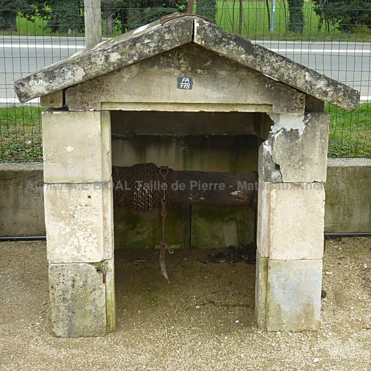 Puits actuellement exposé dans notre parc de puits en matériaux ancien de l'Isle sur Sorgue.