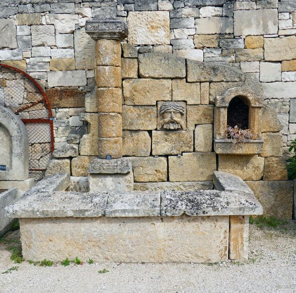 Fontaine mur en pierre - fontaine de jardin avec bac originale au format fontaine murale.