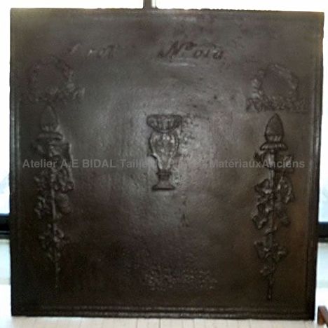 Plaque de cheminée en fonte avec signature et numérotation - accessoires cheminée fonte ancienne.