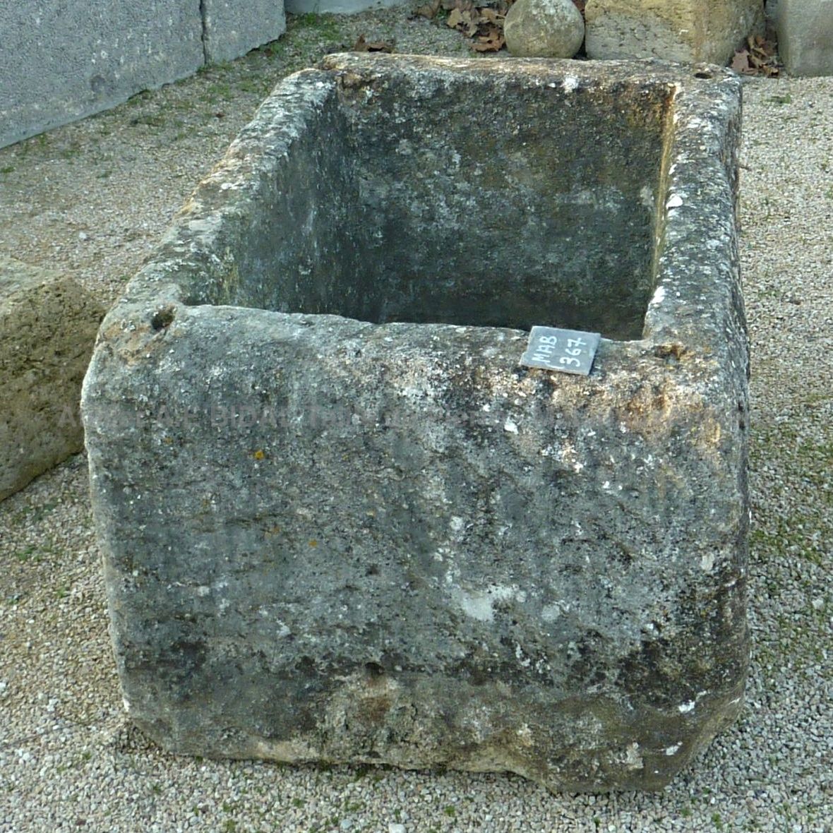 Petit bac ancien cubique en pierre patinée ** VENDU