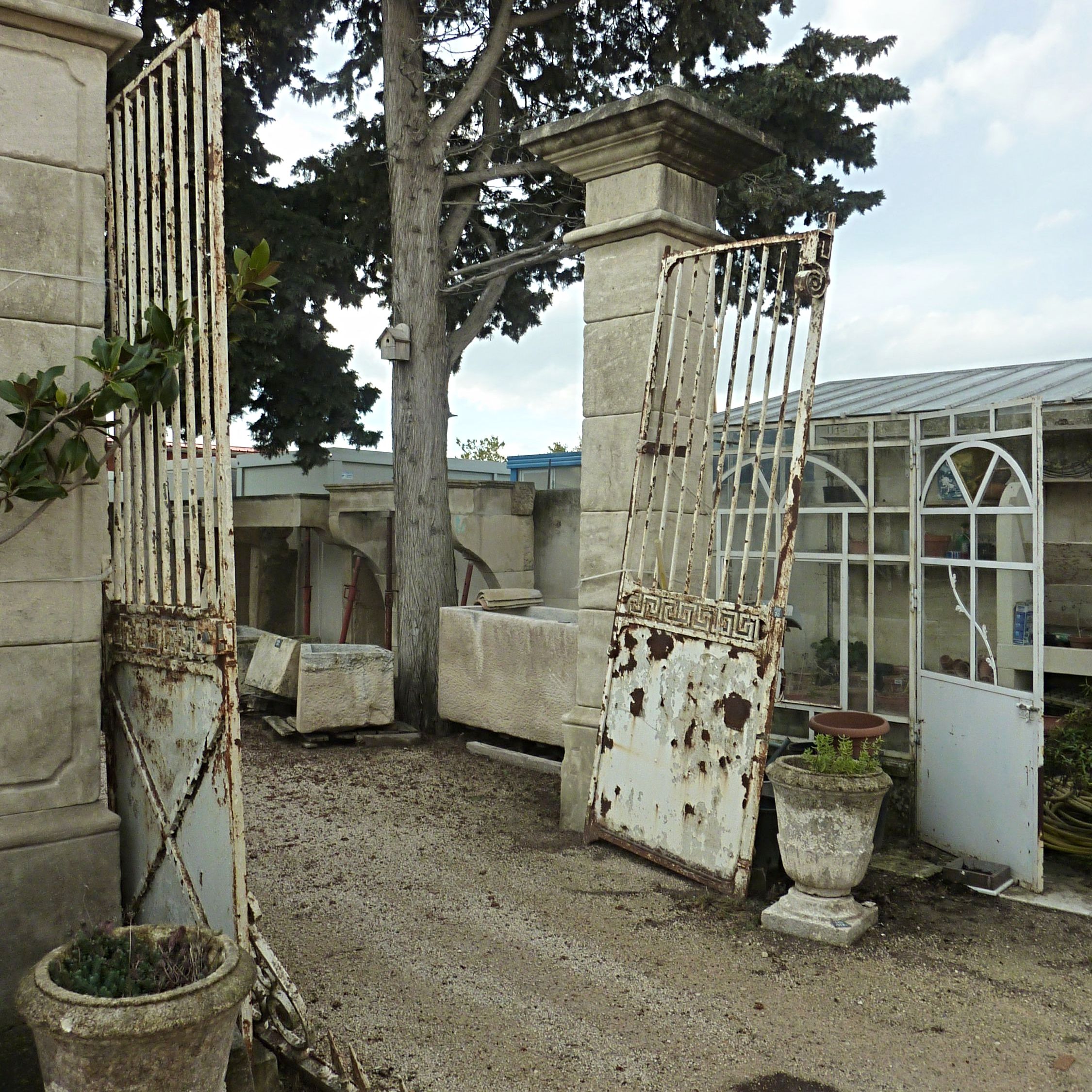 Portail ancien en fer forgé vendu avec imposte et gonds de fixation.