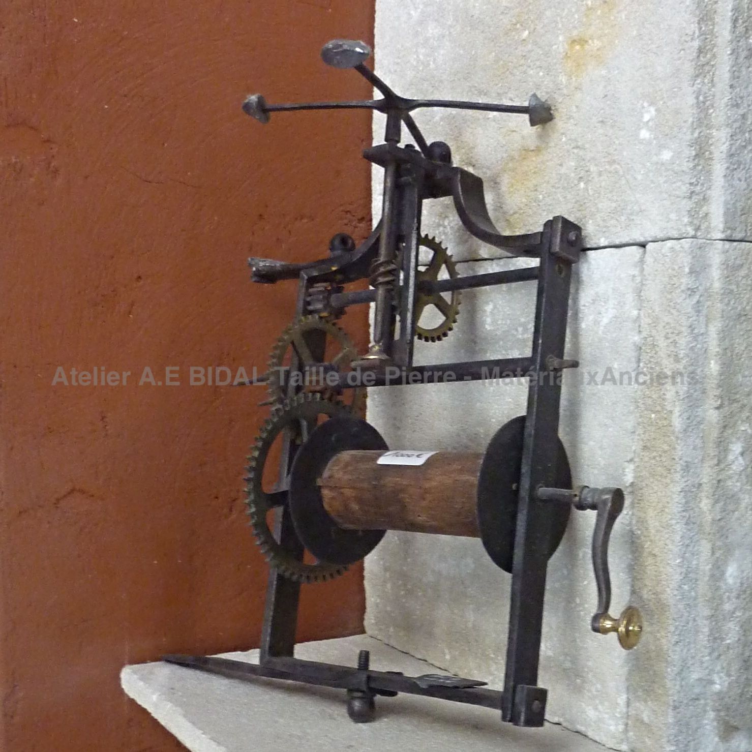 Tournebroche en matériaux anciens - accessoire de cheminée de cuisine.