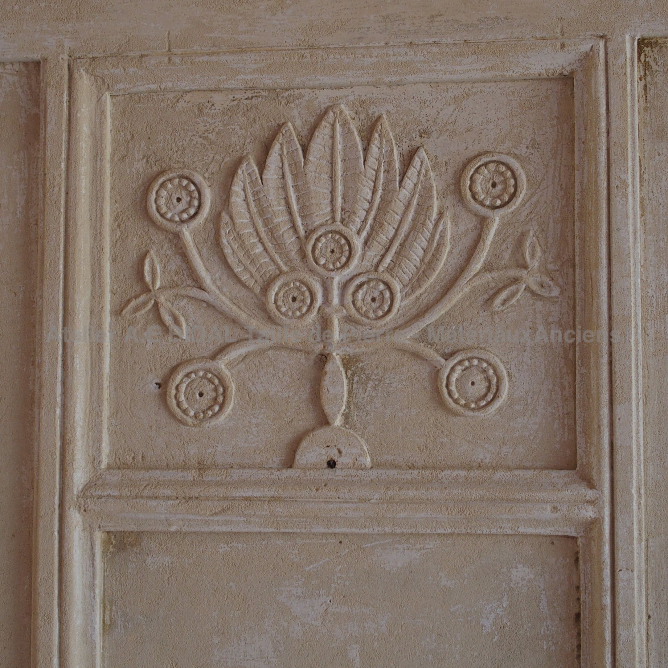 Cheminée Louis XVI: une cheminée en pierre de Charentes.