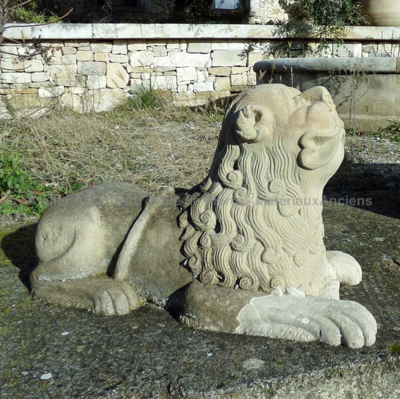 Décoration de jardin en pierre ancienne : lion sculptée en pierre patinée - Atelier Alain BIDAL (Provence)