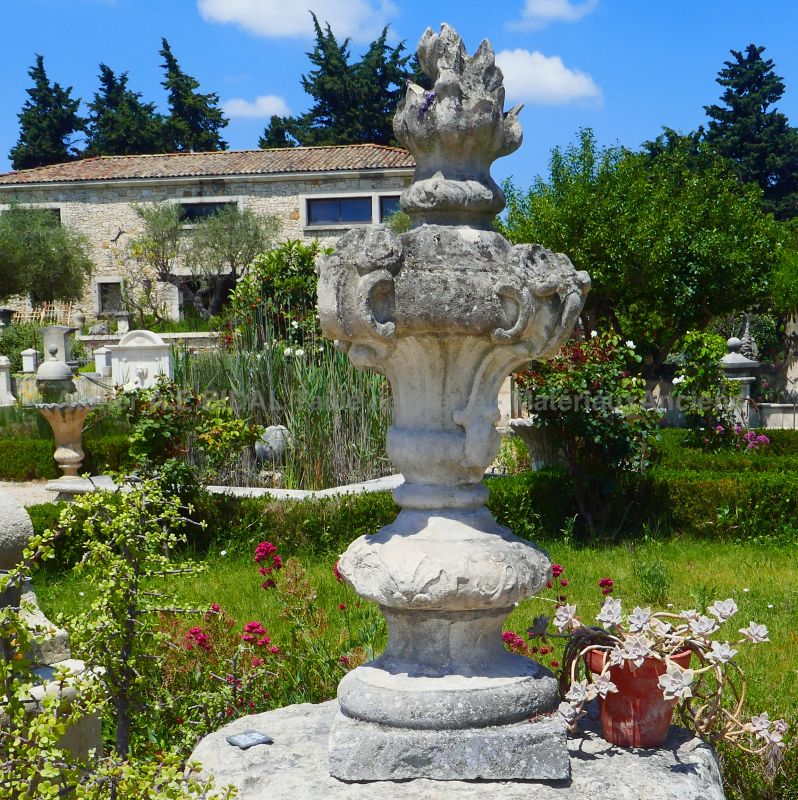 Pot à feu ancien en pierre - Ornement ancien en pierre par Les Matériaux Anciens en Provence Alain BIDAL