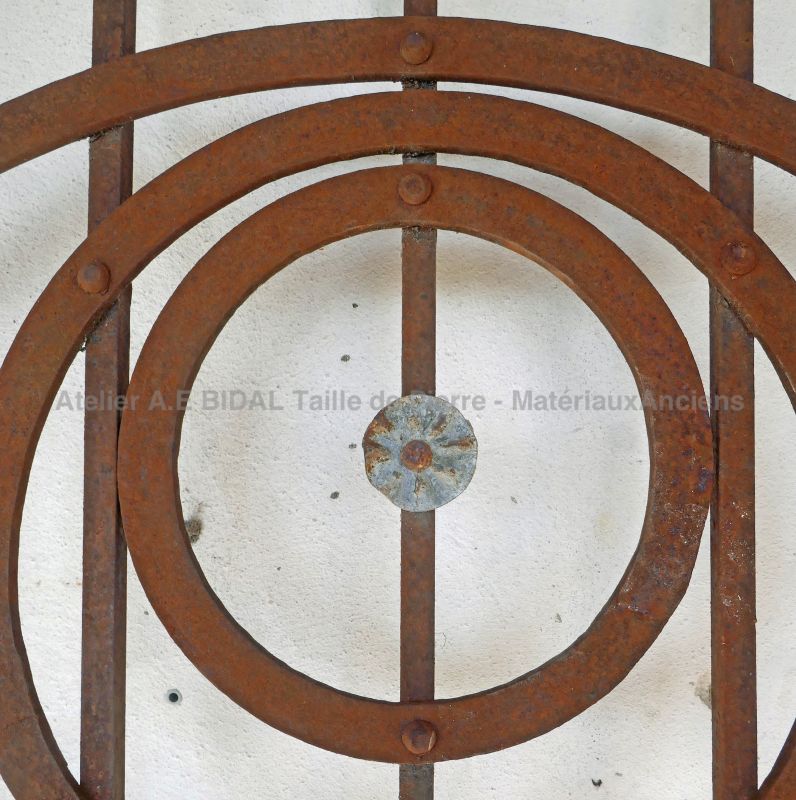 Ancienne grille forgée de jolies volutes - Atelier Alain BIDAL (Provence)