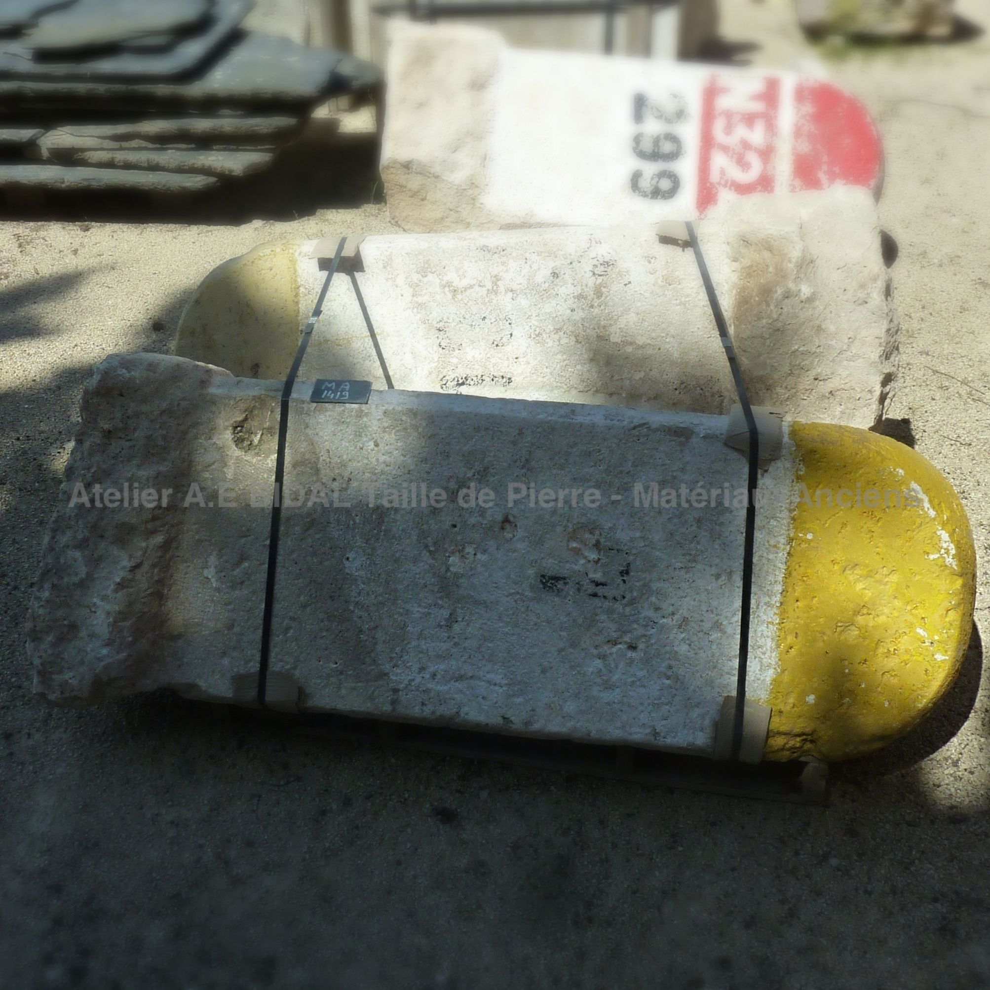 Ancienne borne kilométrique en pierre monolithe blanche et jaune ** VENDUE