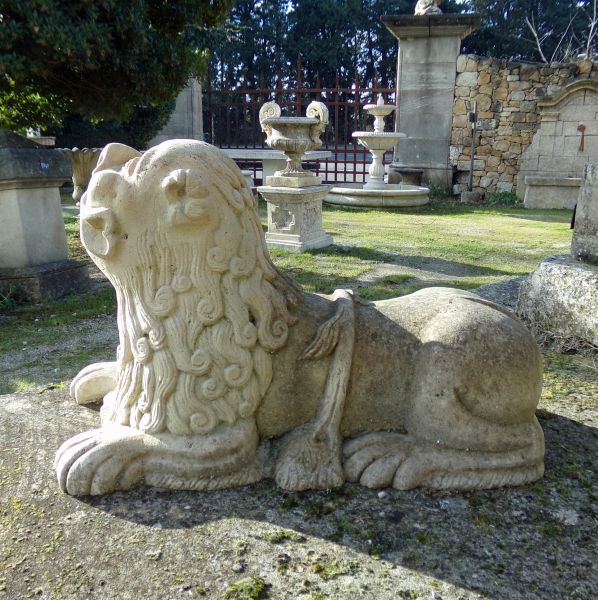 Ornement de jardin en pierre ancienne : lion stylophore sculpté en pierre - Atelier Alain BIDAL (Provence)