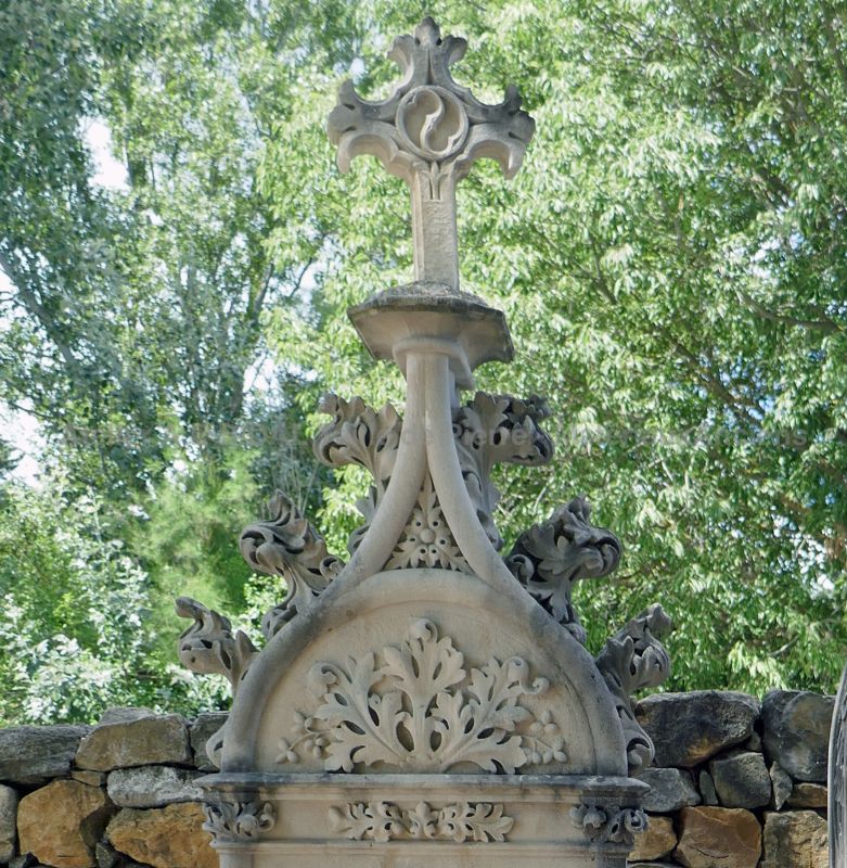 Ancienne stèle en pierre dure par Alain BIDAL Matériaux Anciens en Provence.