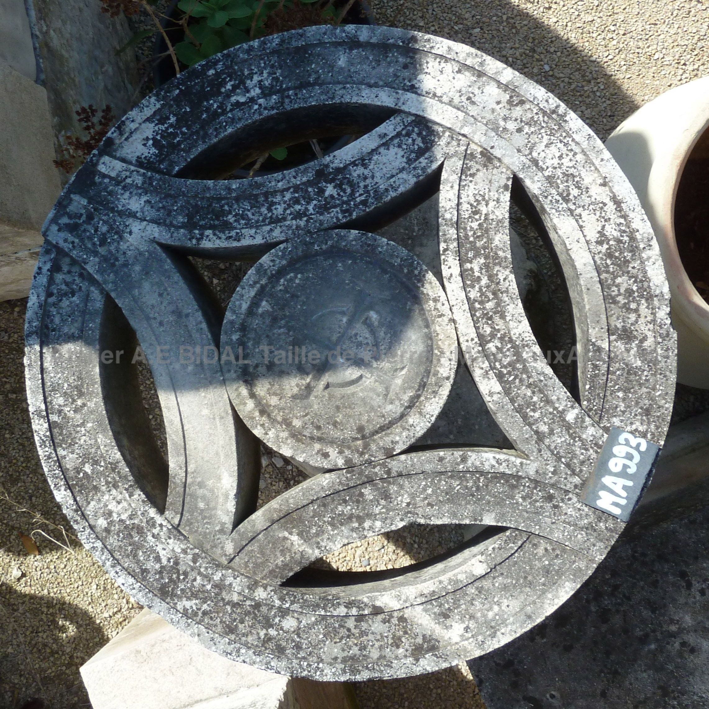 Détail du plateau de table en pierre ajourée et sculptée à la main