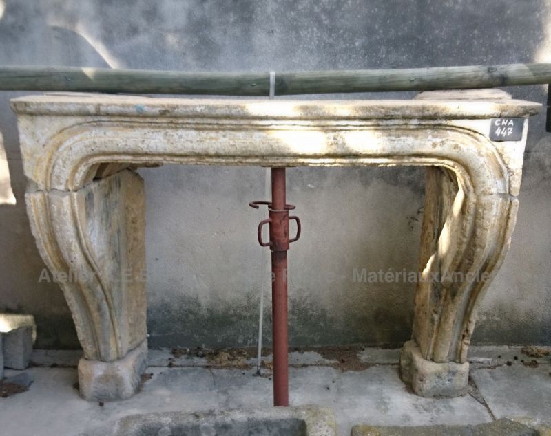 Belle cheminée en pierre de Dijon - une cheminée ancienne d'un style raffiné.